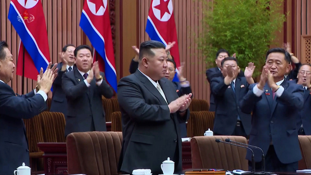 김정은 북한 국무위원장이 지난달 26일 평양 만수대의사당에서 최고인민회의 제14기 제9차 회의에 참석해 손뼉을 치고 있다. 연합뉴스