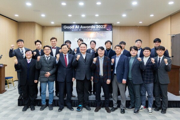 ▶지난해 ‘Good AI Awards 2022’ 시상식에서 수상자들이 시상 후 기념 촬영하고 있다. (사진=IAAE)