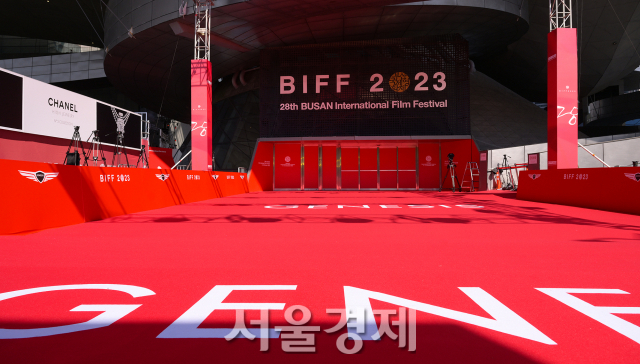 제28회 부산국제영화제(28th BUSAN International Film Festival, BIFF) 개막 당일인 4일 오후 부산 해운대구 영화의 전당이 개막식 준비로 분주하다. 김규빈 기자