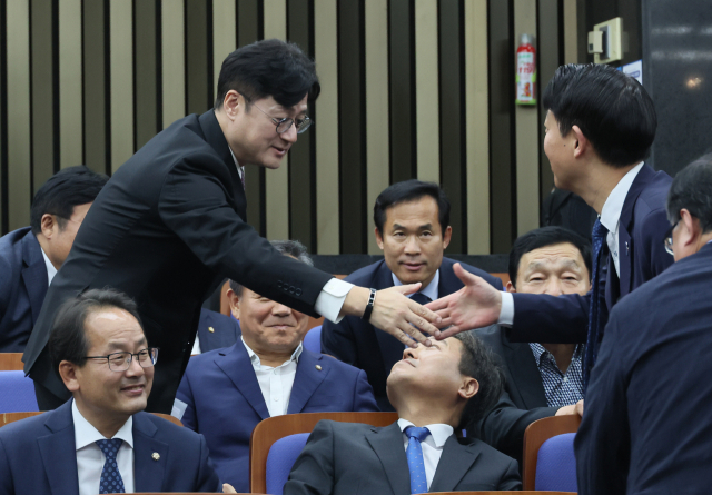 홍익표 더불어민주당 원내대표가 4일 오후 국회에서 열린 의원총회에 참석하며 의원들과 인사를 나누고 있다. 연합뉴스