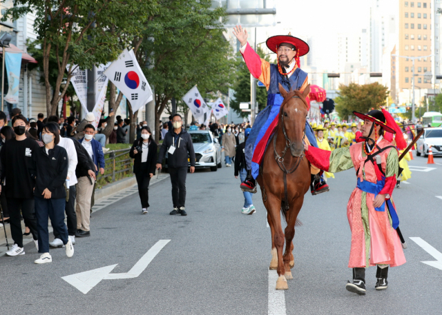 지난해 10월 개최된 정조대왕 능행차 재현행사에서 시흥현령 역을 맡은 유성훈 서울 금천구청장이 주민에게 손을 들어 인사하고 있다. 사진=금천구청 제공