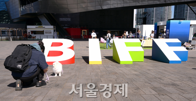 제28회 부산국제영화제(28th BUSAN International Film Festival, BIFF) 개막 당일인 4일 오후 부산 해운대구 영화의 전당에서 한 시민이 기념 사진을 찍고 있다. 김규빈 기자