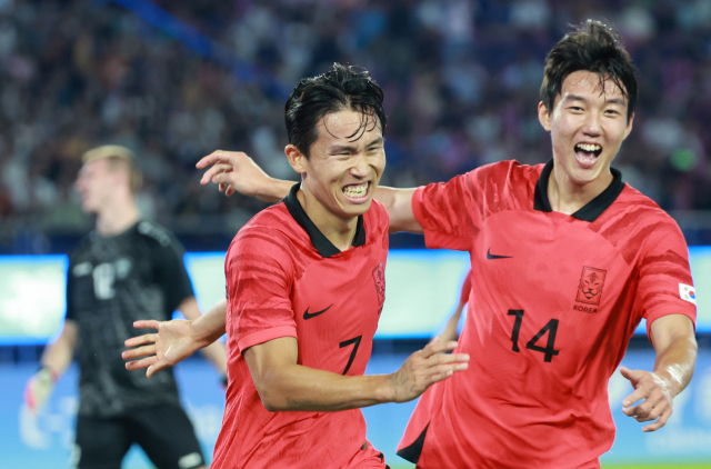 우즈베키스탄과 남자 축구 4강전에서 결승골을 터뜨린 뒤 환호하는 정우영(왼쪽). 연합뉴스