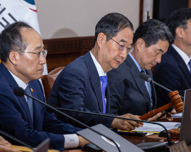 한덕수(왼쪽 두 번째) 국무총리가 4일 정부서울청사에서 열린 국무회의에 참석해 발언하고 있다. 연합뉴스