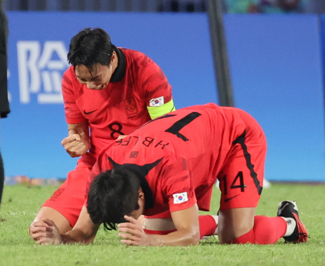 '정우영 멀티골' AG 남자축구, 우즈벡 꺾고 결승행…한일전 열린다