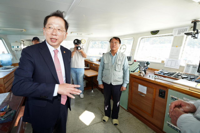 조승환 해양수산부 장관(왼쪽)이 지난달 22일 대천 연안여객터미널 시설을 점검하고 있다. 연합뉴스