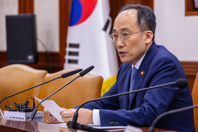 추경호 부총리 겸 기획재정부 장관이 지난달 15일 오전 서울 종로구 정부서울청사에서 열린 물가·민생 점검 회의 참석해 최근 물가 상황 및 민생대책 추진상황과 관련해 발언하고 있다. 연합뉴스