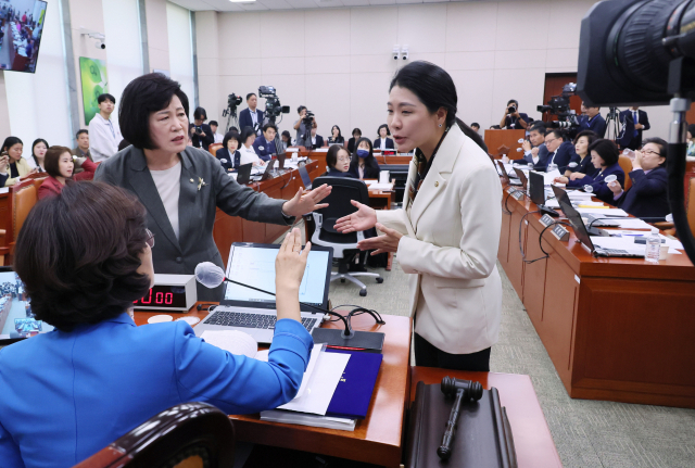 5일 국회 여성가족위원회에서 열린 김행 여성가족부 장관 후보자 인사청문회에서 여야 간사가 의사진행 문제를 두고 공방을 펼치고 있다. 연합뉴스