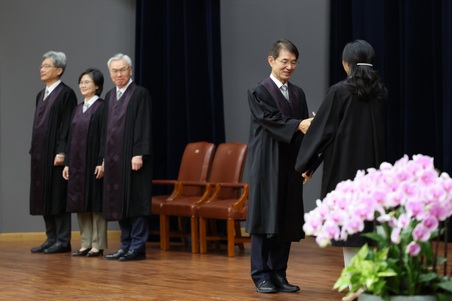 안철상(오른쪽 두 번째) 대법원장 권한대행이 5일 오후 서울 서초구 대법원에서 열린 신임 법관 임명식에서 임명장을 수여하고 있다. 연합뉴스