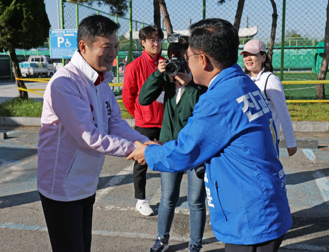 축구장에서 만난 진교훈-김태우 (인천=연합뉴스) 김성민 기자 =