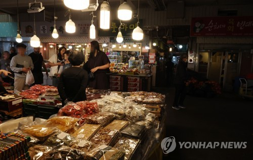 서울의 한 시장에서 손님을 기다리는 상인들 모습. 연합뉴스