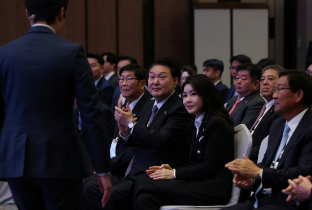 윤석열 대통령과 부인 김건희 여사가 5일 서울 송파구 잠실 롯데호텔 월드에서 열린 2023 세계한인회장대회 및 제17회 세계한인의 날 기념식에서 재일동포 3세이자 재미동포로서 글을 낭독한 박소희 배우에게 박수를 보내고 있다. 연합뉴스