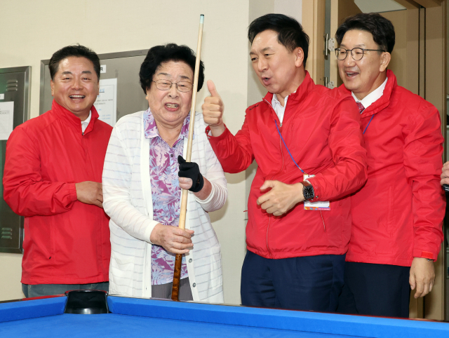 김기현 국민의힘 대표가 5일 강서구 한 아파트 경로당을 방문해 주민들과 포켓볼을 치고 있다. 이날 김 대표는 강서구청장 보궐선거 김태우 후보 지원 유세에 앞서 경로당 등을 방문했다. 연합뉴스