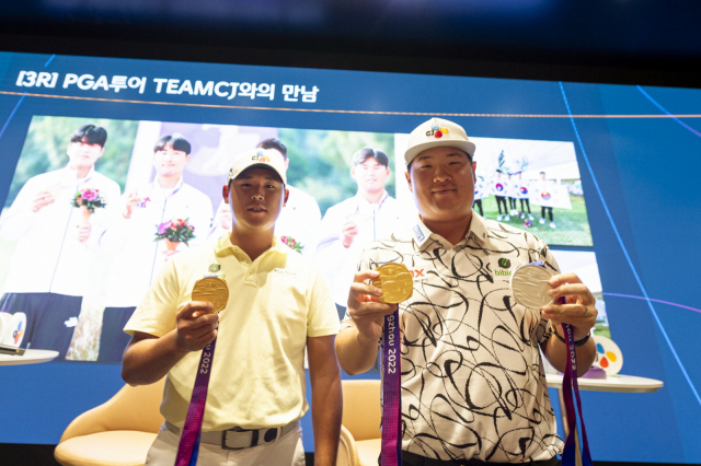 아시안게임에서 획득한 메달을 보여주고 있는 김시우(왼쪽부터)와 임성재. 사진 제공=CJ