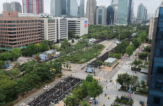 지난달 16일 서울 영등포구 여의도공원 교차로 일대에서 열린 공교육 회복을 위한 국회 입법 촉구 집회에서 교사들이 자리하고 있다. 연합뉴스