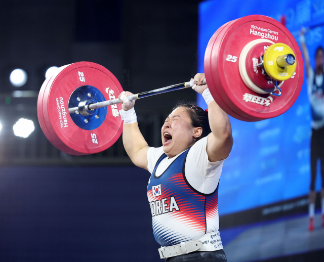 5일 중국 항저우 샤오산 스포츠센터에서 열린 2022 항저우 아시안게임 역도 여자 76kg급 그룹 A 경기에서 대한민국 김수현이 용상 3차 시기 138kg의 바벨을 들어올리는데 성공한 뒤 포효하고 있다. 연합뉴스