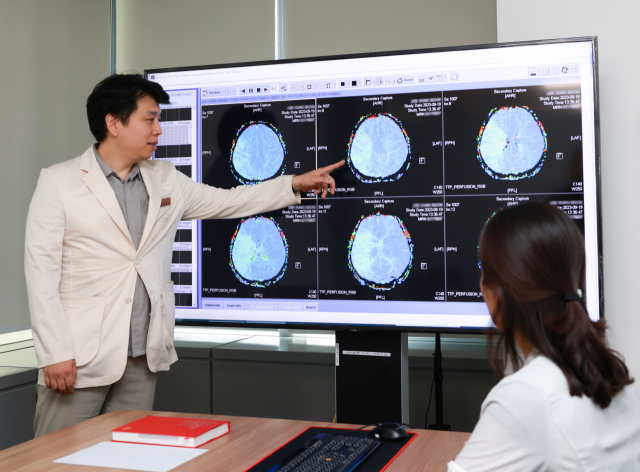 김형준(왼쪽) 삼성서울병원 신경과 교수가 뇌졸중 환자의 뇌 MRI를 보며 설명하고 있다. 사진 제공=삼성서울병원