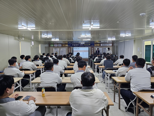 중흥건설·중흥토건은 최근 건설장비 안전사고 예방을 위해 임직원들을 대상으로 ‘건설장비 전문화’ 안전교육을 실시했다. 사진 제공=중흥그