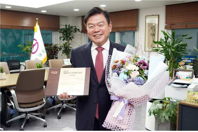 이필형 동대문구청장이 2023 대한민국 자치발전 대상 상패를 들고 기념사진을 촬영하는 모습. 사진=서울 동대문구 제공