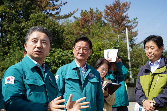 남성현(왼쪽 첫번째) 산림청장이 경북 포항시 남구 동해면 소나무재선충병 피해지 현장을 찾아 피해현황을 점검하고 있다. 사진제공=산림청