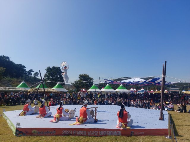 6일 오후 안성맞춤랜드 장터무대에서 안성시립 바우덕이 풍물단이 줄타기 공연을 하고 있다. 사진 = 손대선 기자