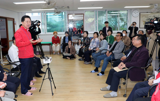 김기현 국민의힘 대표가 6일 오전 서울 강서구 화곡푸르지오아파트 경로당에서 열린 동 대표, 부녀회, 노인회장단과의 간담회에서 인사말을 하고 있다. 연합뉴스