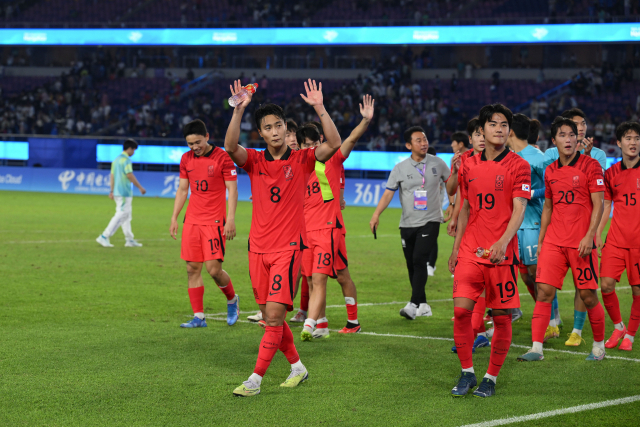 5일 항저우 아시안게임 남자 축구 결승전 진출을 확정한 뒤 관중을 향해 인사하고 있는 한국 선수들. 사진 제공=대한축구협회