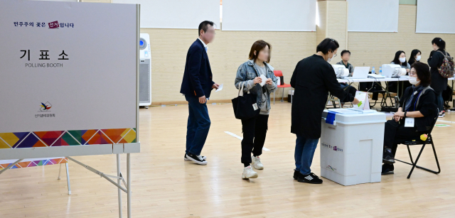 서울 강서구청장 보궐선거 사전투표가 시작된 6일 서울 강서구 방화1동 주민센터에 마련된 투표소에서 시민들이 투표하고 있다. 사전투표는 내일까지 이틀간 오전 6시부터 오후 6시까지 진행된다. 성형주 기자