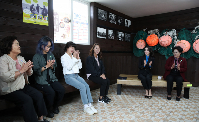 윤석열 대통령 부인 김건희 여사가 6일 제주시 구좌읍 종달어촌계 해녀휴게실에서 열린 제주 해녀어업인과의 대화에서 참석자들 소개에 박수치고 있다. 연합뉴스