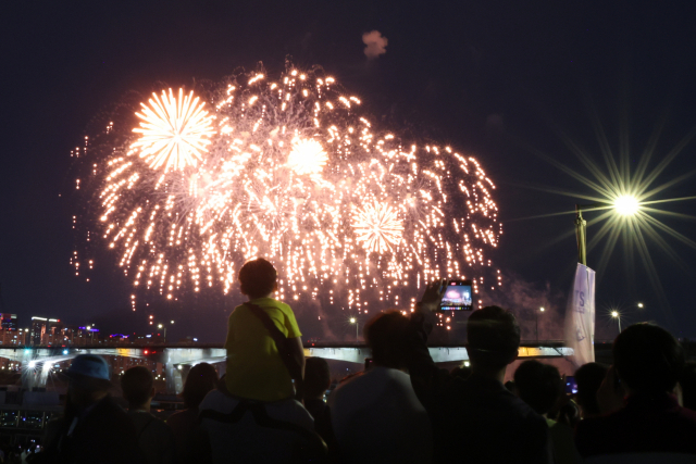 지난해 10월 8일 서울 여의도 한강공원 일대에서 열린 '한화와 함께하는 서울세계불꽃축제 2022'에서 화려한 불꽃이 밤하늘을 수놓고 있다.연합뉴스