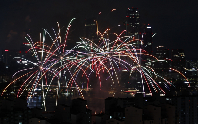 지난해 10월 8일 서울 여의도 한강공원 일대에서 열린 '한화와 함께하는 서울세계불꽃축제 2022'에서 화려한 불꽃이 밤하늘을 수놓고 있다.연합뉴스