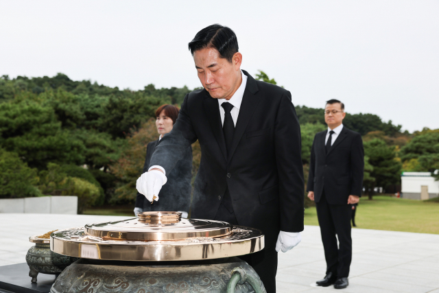 신원식 국방부장관이 7일 서울 동작구 국립서울현충원을 찾아 분향하고 있다. 사진 제공=국방부