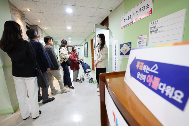 서울 강서구청장 보궐선거 사전투표 첫날인 6일 오후 서울 강서구청에 마련된 화곡제6동 사전투표소에서 시민들이 점심시간을 틈내서 투표를 하려고 줄을 서 있다. 연합뉴스