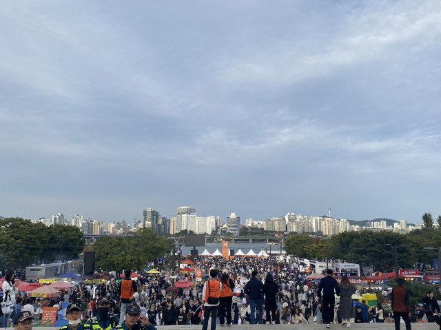 [르포] ‘역대급’ 불꽃놀이 펼친 서울세계불꽃축제…100만 명 군집