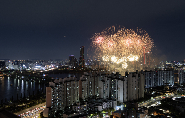 7일 오후 서울 여의도 한강공원에서 열린 '2023 서울세계불꽃축제'에서 하늘이 불꽃으로 물들고 있다.연합뉴스