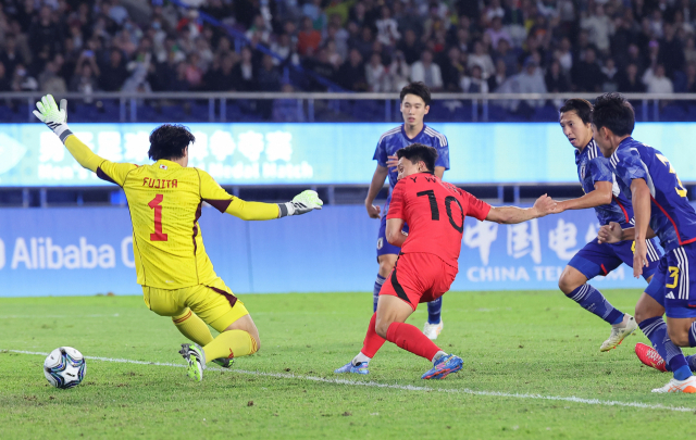 한국 축구 대표팀의 스트라이커 조영욱(등번호 10번)이 7일 항저우 아시안게임 남자 축구 결승 일본전에서 후반 결승골을 터뜨리고 있다. 연합뉴스