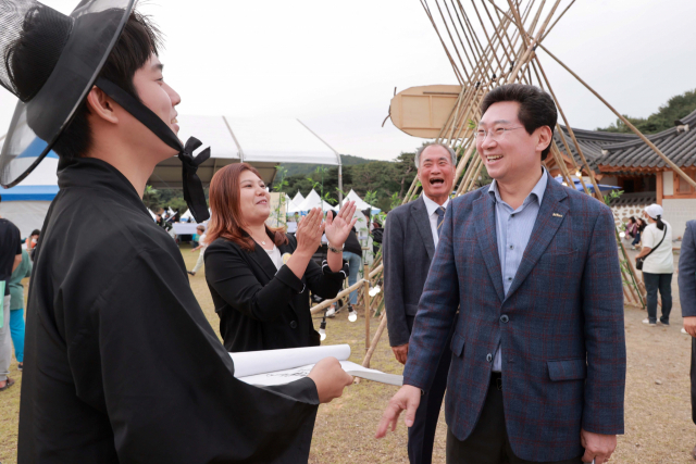 지난 7일 열린 '포은 문화제'에 마련된 행사에 직접 참여한 이상일 용인시장. 사진 제공 = 용인시