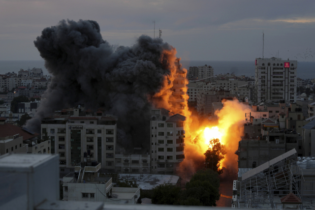 7일(현지시간) 이스라엘의 가자지구 공습 이후 팔레스타인 아파트 건물에 일어난 폭발로 인해 불덩이와 연기가 피어오르고 있다. AP 연합뉴스