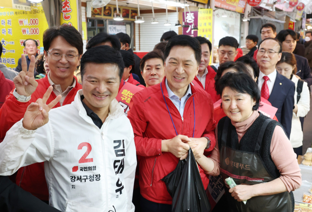 국민의힘 김기현(앞줄 가운데) 대표와 김태우 강서구청장 보궐선거 후보가 8일 서울 강서구 남부시장에서 선거 유세를 하고 있다.연합뉴스