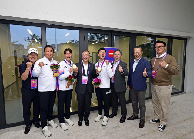 정의선(왼쪽 네번째) 현대차그룹 회장이 지난 6일 리커브 남자 단체 시상식이 끝난 뒤 금메달을 획득한 한국대표팀 선수들과 화이팅을 외치고 있다. 사진제공=대한양궁협회