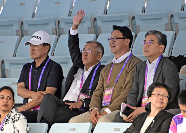 정의선(왼쪽 두번째) 현대차그룹 회장이 지난 6일 중국 항저우 푸양 인후 스포츠센터에서 열린 양궁 리커브 남자 단체전에서 선수들의 인사에 손을 들어 화답하고 있다. 사진 왼쪽부터 장영술 양궁협회 부회장, 정 회장. 한규형 양궁협회 부회장, 장재훈 현대차 사장. 사진제공=대한양궁협회