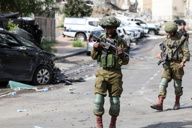 이스라엘 군인들이 8일(현지시간) 남부 가자지구에서 순찰하고 있다. 로넨 즈불룬=로이터연합뉴스