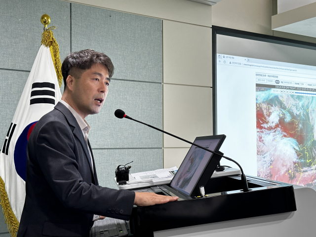 5일 김윤재 국가기상위성센터장이 취재진에 천리안위성 2A호에 대해 설명하고 있다. 사진 제공=기상청