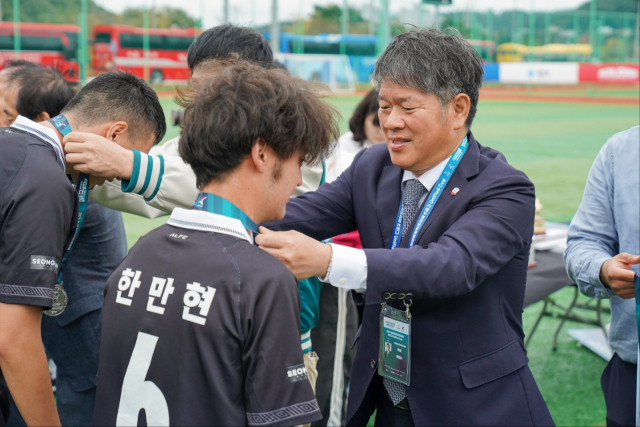 이용훈(오른쪽) 스페셜올림픽코리아 회장이 8일 K리그 통합축구 유니파이드컵 시상식에서 메달을 수여하고 있다. 사진 제공=스페셜올림픽코리아