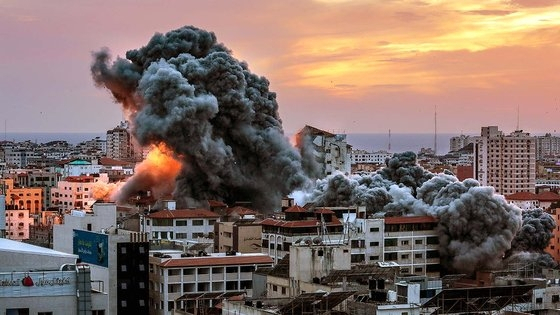 지난 7일(현지시간) 팔레스타인 가자지구 가자시티에 이스라엘군의 공습에 의해 건물이 화염에 휩싸여 있다. EPA연합뉴스