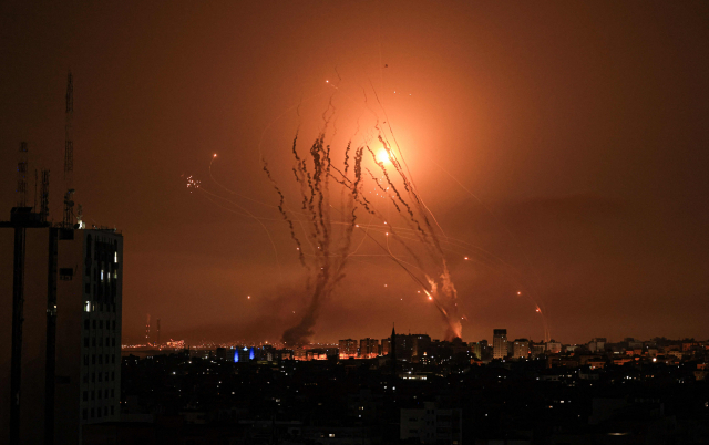 8일(현지 시간) 팔레스타인 가자지구에서 이스라엘을 향해 로켓탄이 발사되고 있다. AFP연합뉴스