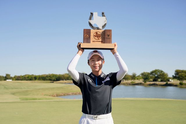 김효주가 9일 어센던트 LPGA에서 우승한 뒤 머리 위로 트로피를 들어 올리고 있다. AFP연합뉴스