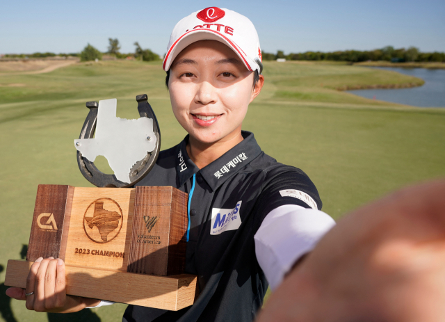 김효주가 9일 어센던트 LPGA에서 우승한 뒤 트로피를 들고 ‘셀카’를 찍고 있다. AFP연합뉴스