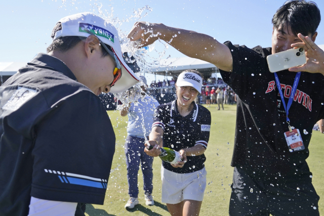 김효주가 9일 어센던트 LPGA에서 우승한 뒤 축하 음료 세례를 받으며 기뻐하고 있다. AP연합뉴스