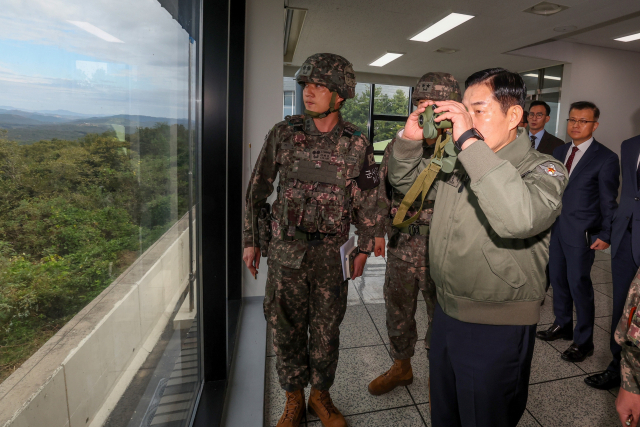 신원식 국방부장관이 9일 오전 최전방 육군 제1보병사단을 찾아 부대 관계자로부터 경계작전 현황을 보고 받고 군사대비태세를 점검하고 있다. 사진 제공=국방부